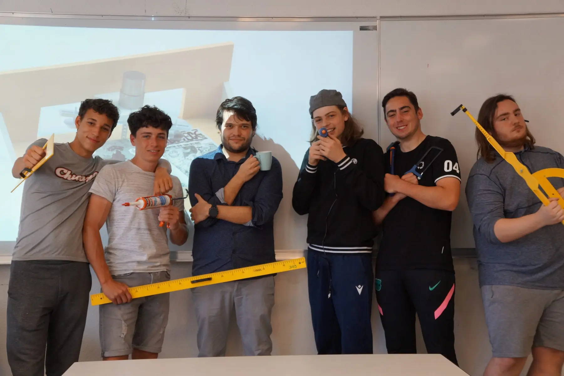 Élèves et enseignant du lycée Apollinaire autour d’activités de conception